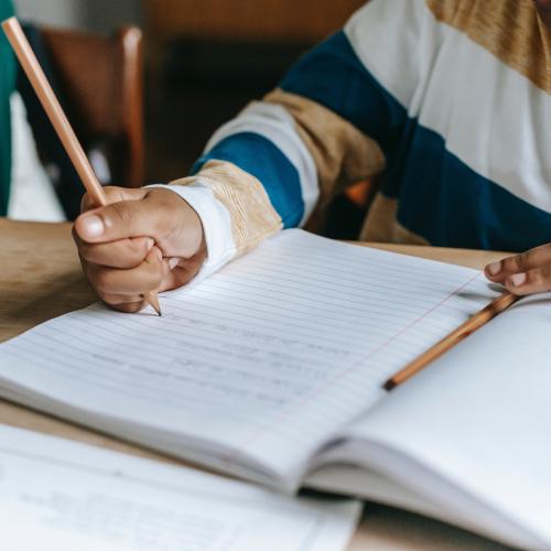girl writing and holding her pencil with a poor pencil grasp. handwriting assessment